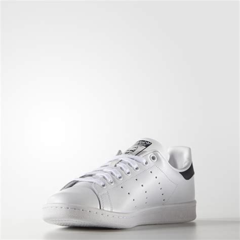 Stan Smith Schuh in Weiß und Dunkelblau 